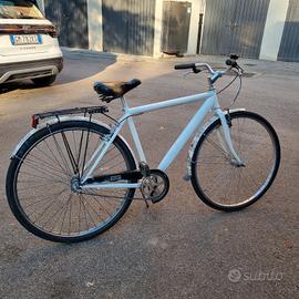 due biciclette una da uomo e una da donna 