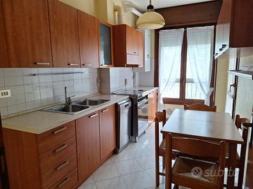 Cucina a moduli indipendenti finitura ciliegio