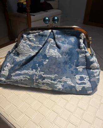 Pochette in jeans con catena color oro