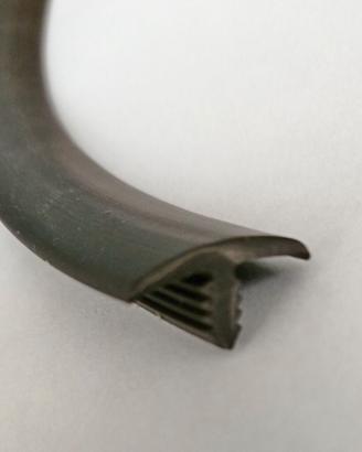 PROFILO GUARNIZIONE PARETI PVC MARRONE 16 MM 