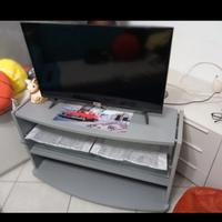 Mobile TV con rotelle e piano vetro