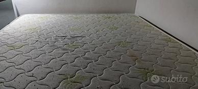 materasso matrimoniale a molle con 4 cuscini 