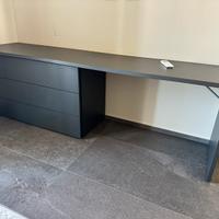 Scrivania con cassettiera