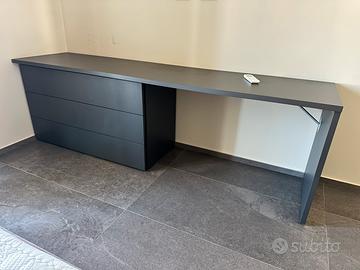 Scrivania con cassettiera
