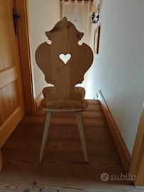 Coppia di sedie in legno con intaglio a cuore
