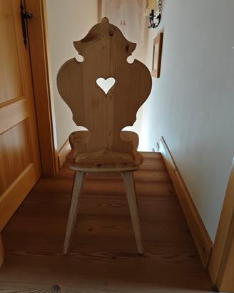 Coppia di sedie in legno con intaglio a cuore