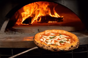 Pizzeria con forno a legna 