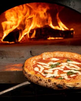 Pizzeria con forno a legna 
