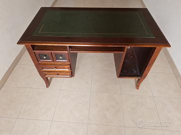 Scrivania classica in legno con piano similpelle