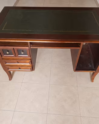 Scrivania classica in legno con piano similpelle
