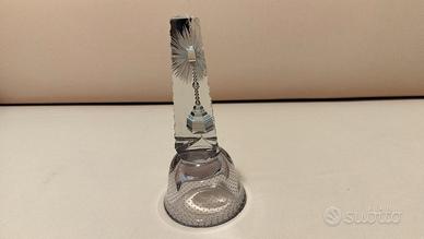 Fermacarte in cristallo a forma di obelisco