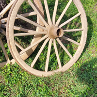 Ruota di legno carro antico e assale