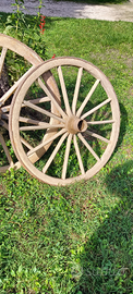 Ruota di legno carro antico e assale