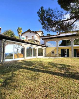 CASALE DI LUSSO A MONFORTE D'ALBA IN PIENO CENTRO