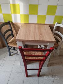 Tavolo allungabile nuovo con 3 sedie colorate nuov