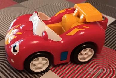 Macchinina rossa per bambini . Carica a molla