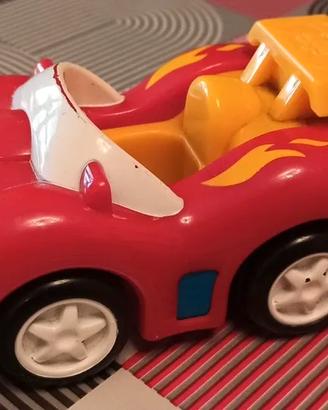 Macchinina rossa per bambini . Carica a molla