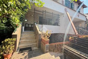 VILLA A SCHIERA CENTRALE A GIUGLIANO IN CAMPANIA