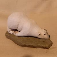 Piccola scultura di orso bianco in legno