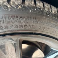 Gomme dunlop 225/45/18