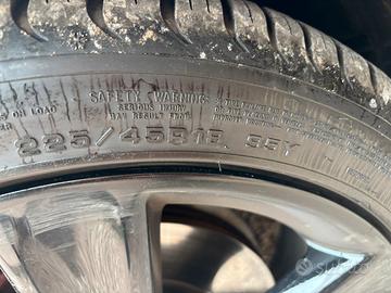 Gomme dunlop 225/45/18