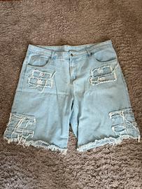Jeans corti chiari strappati