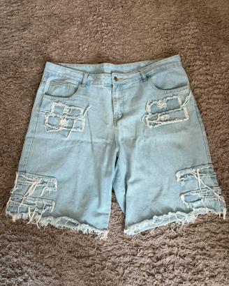 Jeans corti chiari strappati