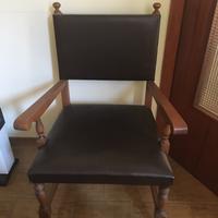 Due poltroncine in legno e pelle.