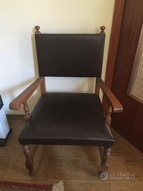 Due poltroncine in legno e pelle.