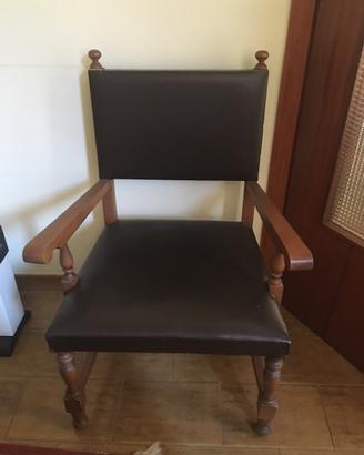 Due poltroncine in legno e pelle.