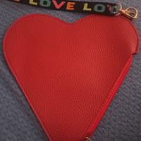 pochette rossa a forma di cuore 