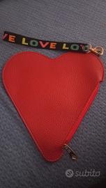 pochette rossa a forma di cuore 