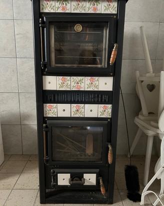 Stufa a legna in maiolica