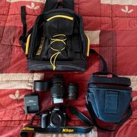 Nikon D3400 con due obbiettivi, paraluce e zaino