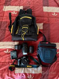Nikon D3400 con due obbiettivi, paraluce e zaino
