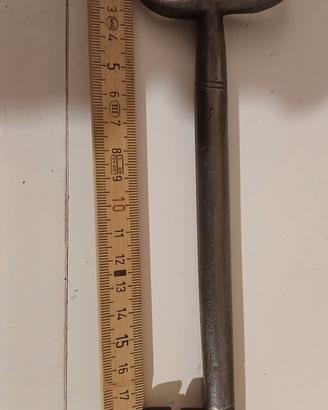 Antica chiave in ferro forgiato a mano.