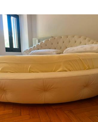 Letto rotondo in pelle