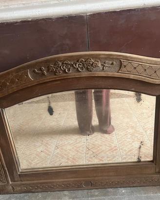 Specchio vintage in legno intagliato