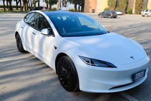 Tesla Model 3 Highland premium RWD in garanzia 