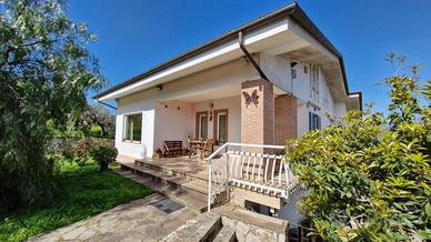 Villa di 250 m² con più di 5 locali e box auto dop