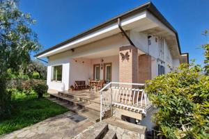 Villa di 250 m² con più di 5 locali e box auto dop