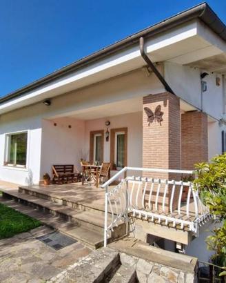 Villa di 250 m² con più di 5 locali e box auto dop