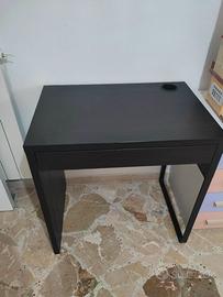 Scrivania Micke Ikea marrone-nero