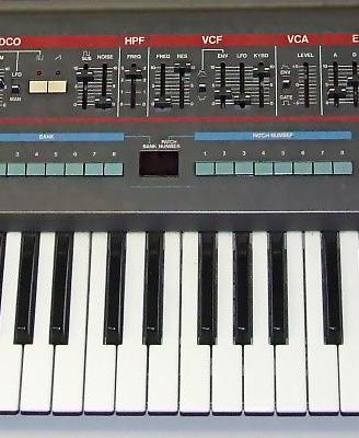 Roland Juno 106 con custodia rigida