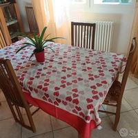 Tavolo in legno con sedie