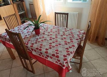 Tavolo in legno con sedie