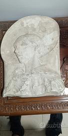 profilo donna antico in gesso con incisioni 
