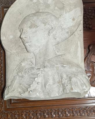 profilo donna antico in gesso con incisioni 