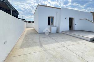 VILLA A SCHIERA A TAVIANO