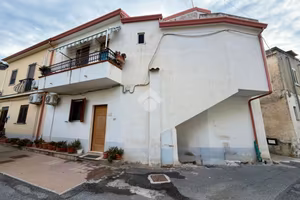 CASA SEMINDIPENDENTE A DIAMANTE